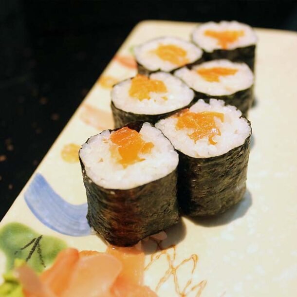 Salmon Maki (6 pcs)
